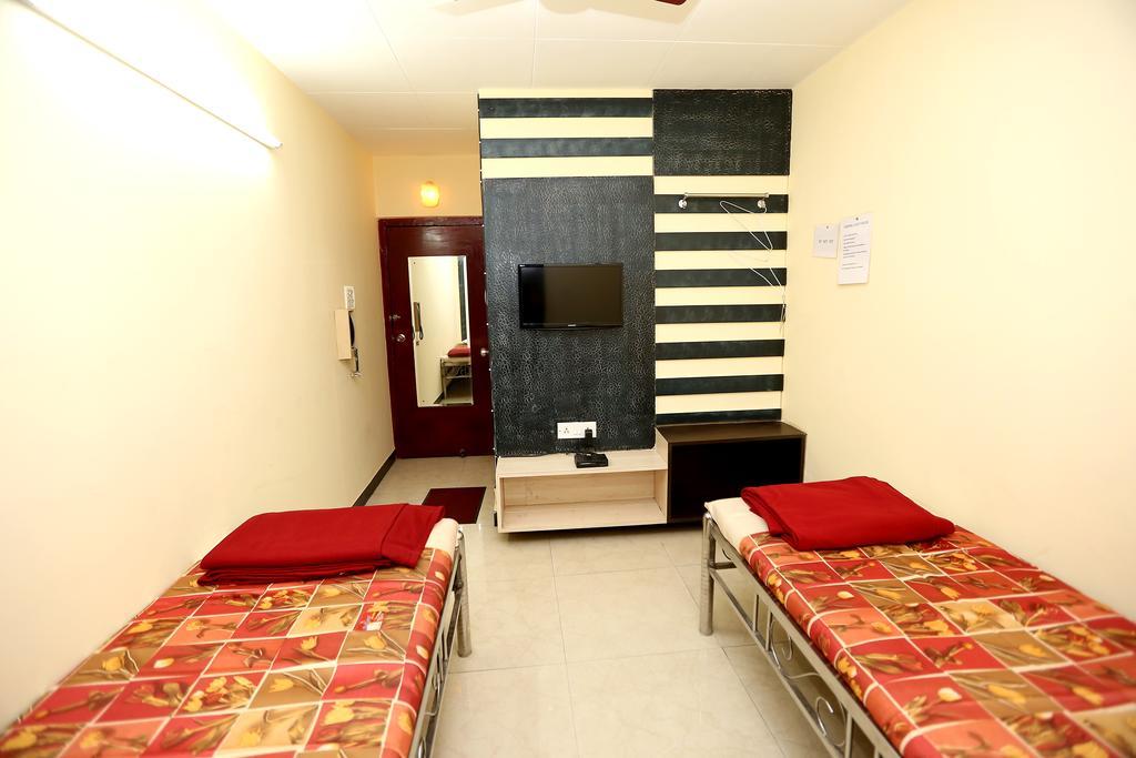 Central Guest House Калькутта Экстерьер фото