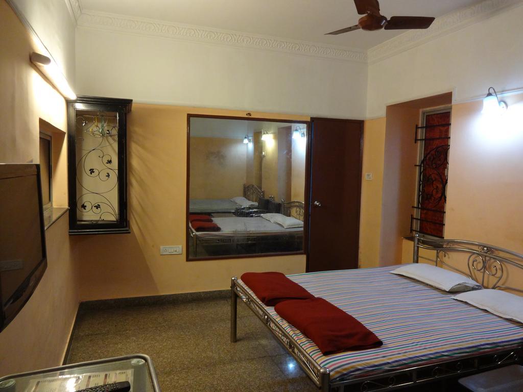 Central Guest House Калькутта Экстерьер фото